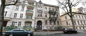 Nach fünf Jahren Leerstand und zwischenzeitlicher Hausbesetzung wird der Altbau in der Potsdamer Feuerbachstraße jetzt saniert.