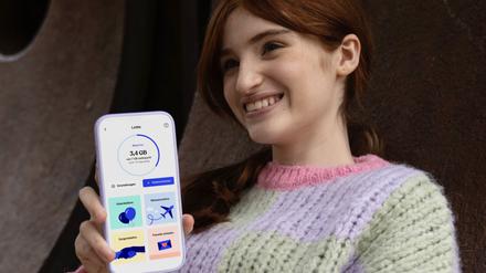 Mädchen, das Bling Mobile auf ihrem Handy zeigt. 
