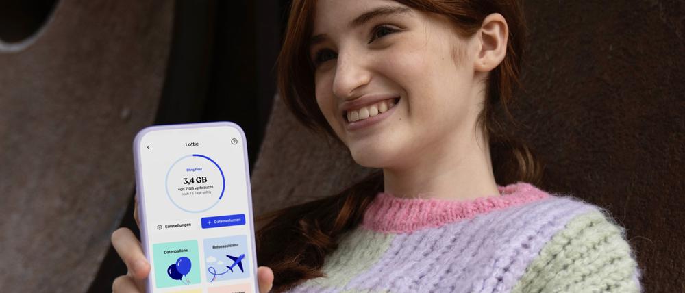 Mädchen, das Bling Mobile auf ihrem Handy zeigt.