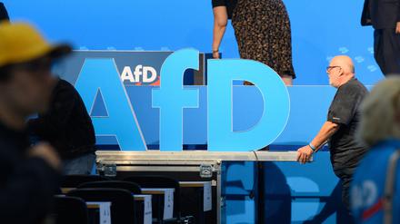 ARCHIV - 06.08.2023, Sachsen-Anhalt, Magdeburg: Helfer schieben nach der AfD Europawahlversammlung das AfD Logo aus der Messehalle. (zu dpa: «Innenministerium unbeeindruckt von Unterlassungsaufforderung der AfD») Foto: Klaus-Dietmar Gabbert/dpa +++ dpa-Bildfunk +++