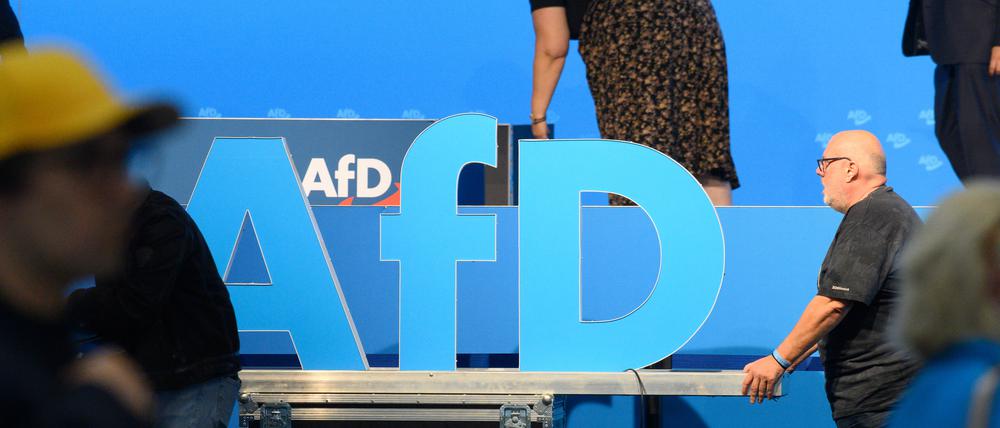 ARCHIV - 06.08.2023, Sachsen-Anhalt, Magdeburg: Helfer schieben nach der AfD Europawahlversammlung das AfD Logo aus der Messehalle. (zu dpa: «Innenministerium unbeeindruckt von Unterlassungsaufforderung der AfD») Foto: Klaus-Dietmar Gabbert/dpa +++ dpa-Bildfunk +++