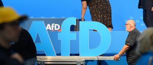 ARCHIV - 06.08.2023, Sachsen-Anhalt, Magdeburg: Helfer schieben nach der AfD Europawahlversammlung das AfD Logo aus der Messehalle. (zu dpa: «Innenministerium unbeeindruckt von Unterlassungsaufforderung der AfD») Foto: Klaus-Dietmar Gabbert/dpa +++ dpa-Bildfunk +++