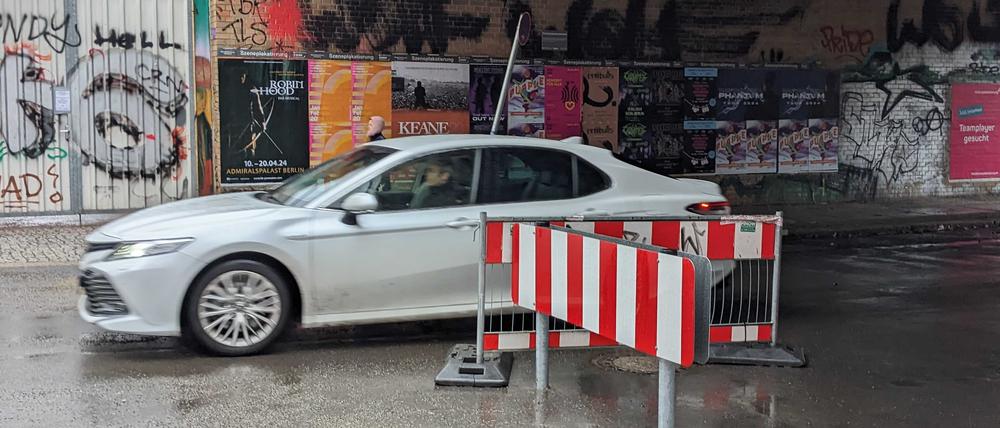 Immer wieder wird der Poller für den Kiezblock im Lichtenberger Kaskelkiez von Unbekannten entfernt.