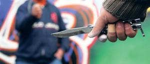 Jugendliche bedrohen sich mit dem Messer, Personen , Körperteile , Symbolfoto; 2004, Essen, Jugendlicher, Bedrohung, bedroht, bedrohend, Kriminelle, Butterfly, Butterflymesser, Stichwaffe, Stichwaffen, Waffe, Waffen, bewaffnet, bewaffneter, bewaffnete, Hand, Hände; , quer, Kbdig, Gruppenbild, Deutschland, Kriminalität, Gesellschaft, , / Gewalt, Waffengewalt, Kampf, Jugendkriminalität