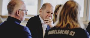 Olaf Scholz (SPD) traf im Karl-Liebknecht-Stadion in Babelsberg Vertreter verschiedener Potsdamer Initiativen und Vereine. 