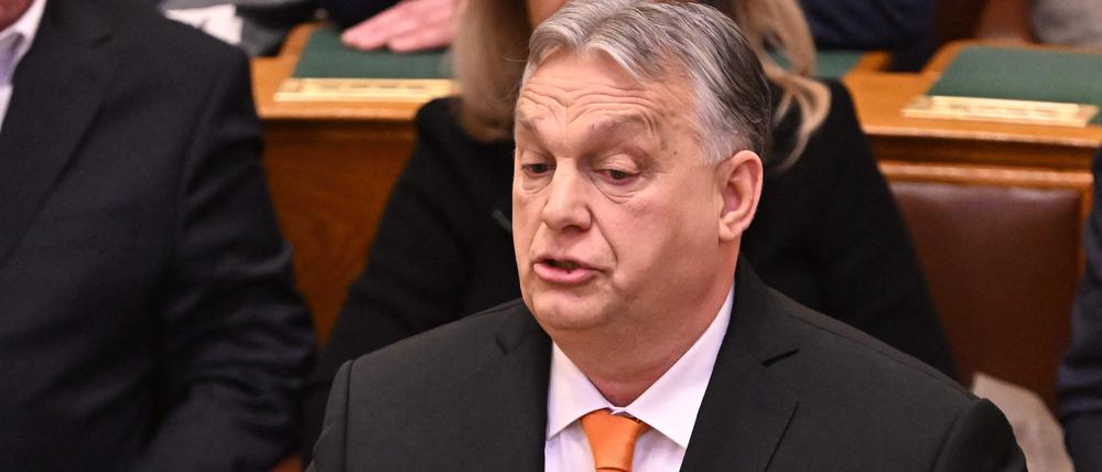 Ungarns Ministerpräsident Viktor Orban spricht während einer Parlamentssitzung am 26. Februar 2024 im Parlament in Budapest. 
