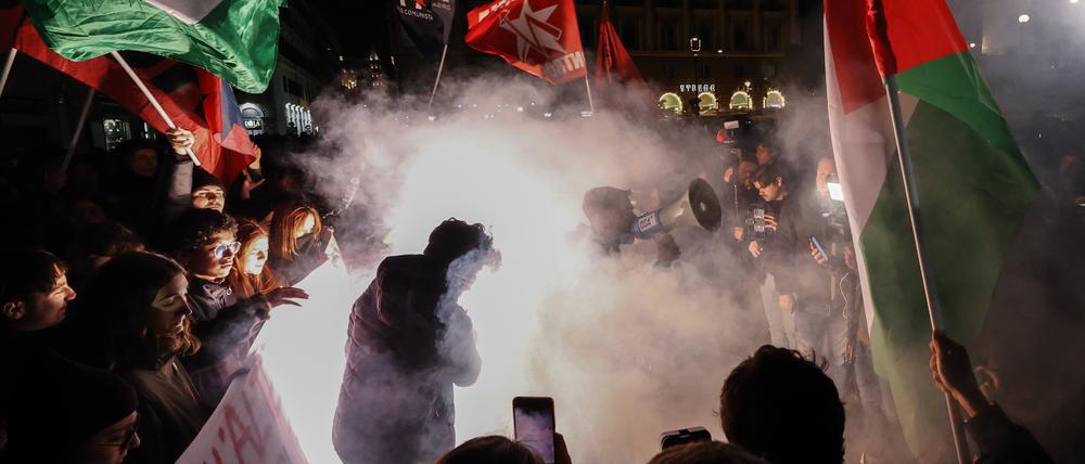 Protest gegen die Niederschlagung von Protest: Am Sonntag wurde vor dem Innenministerium in Rom demonstriert. 