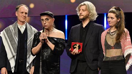 Der Regisseur Ben Russell (l.) und sein Team erhalten den Preis der Jury von Encounters für den besten Film. In seiner Dankesrede bezichtigte Russell Israel des Völkermords.