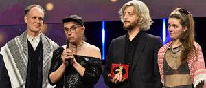 Der Regisseur Ben Russell (l.) und sein Team erhalten den Preis der Jury von Encounters für den besten Film. In seiner Dankesrede bezichtigte Russell Israel des Völkermords. 