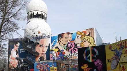 Street Art ziert die Fassade des Hauptgebäudes auf dem Berliner Teufelsberg.