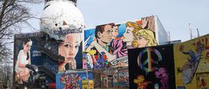 Street Art ziert die Fassade des Hauptgebäudes auf dem Berliner Teufelsberg.
