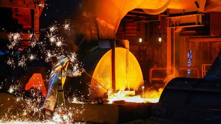 Energieintensiven Industrien wie der Stahlbranche bereiten die hohen Strompreise Schwierigkeiten. Die Produktion verlagere sich zunehmend ins Ausland, beklagen Vertreter. 