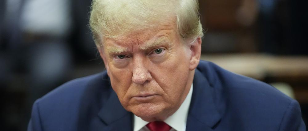 Donald Trump, ehemaliger Präsident der USA, sitzt im Gerichtssaal vom New York Supreme Court.