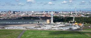 ARCHIV - 01.09.2023, Berlin: Die sogenannten Tempohomes, Wohncontainer für Geflüchtete, stehen vor dem früheren Hangar auf dem Tempelhofer Feld. Das riesige Flugfeld vom ehemaligen Flughafen Tempelhof ist vor dem Hintergrund der Wohnungsnot wieder im Gespräch. Der schwarz-rote Senat will einen internationalen städtebaulichen Wettbewerb zu einer möglichen Randbebauung der innerstädtischen Freifläche starten (Aufnahme mit einer Drohne). (zu dpa: «Kritik an Bürgerbeteiligung zur Zukunft des Tempelhofer Felds») Foto: Bernd von Jutrczenka/dpa +++ dpa-Bildfunk +++