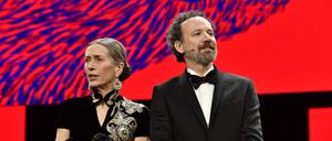 Mariette Rissenbeek und Carlo Chatrian auf der Abschlussgala der 74. Berlinale.