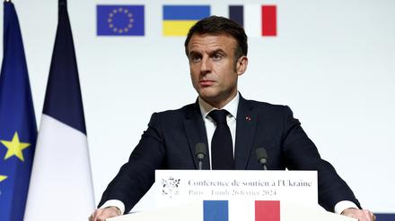 Frankreichs Präsident Emmanuel Macron spricht auf der Pressekonferenz seiner internationalen Unterstützerkonferenz für die Ukraine ein.