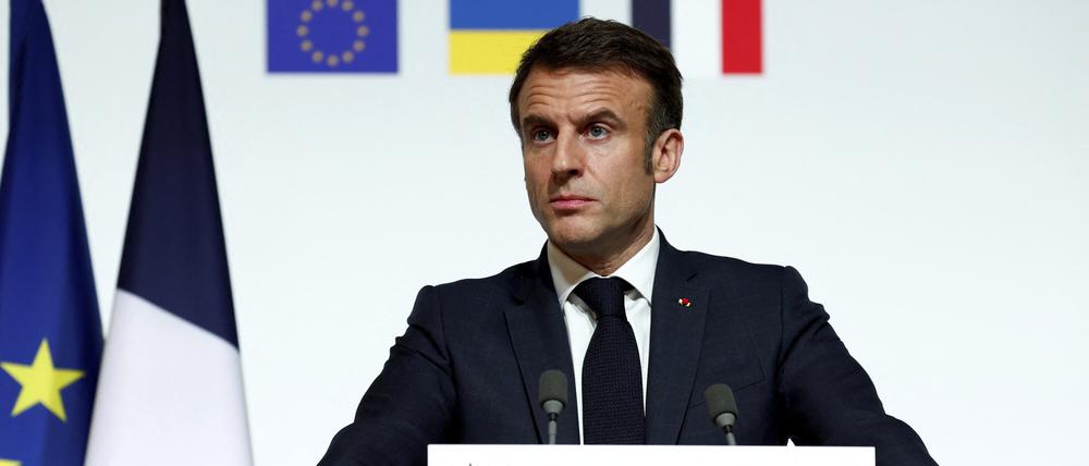 Frankreichs Präsident Emmanuel Macron spricht auf der Pressekonferenz seiner internationalen Unterstützerkonferenz für die Ukraine ein. 