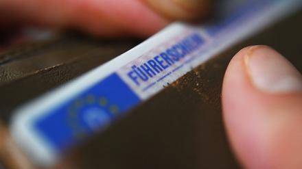 Auf einer Karte ist die Aufschrift „Führerschein“ zu sehen.