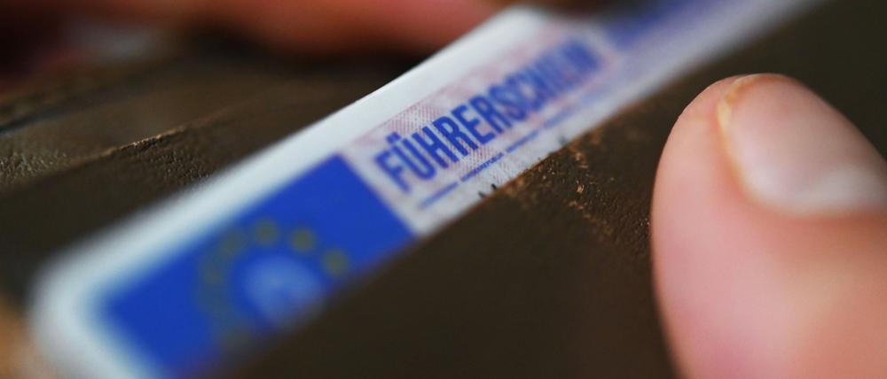 Auf einer Karte ist die Aufschrift „Führerschein“ zu sehen.