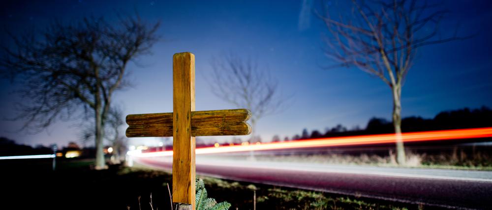 Ein Kreuz zur Erinnerung an einen Verkehrstoten steht an einer Landstraße im Landkreis Hildesheim.