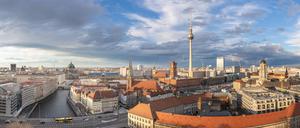 News Bilder des Tages Sonnige Stimmung im Zentrum von Berlin Mitte. 25.02.2024, Berlin, GER - Panorama vom Zentrum Berlin Mitte., Berlin Berlin Deutschland, DEU Mitte *** Sunny atmosphere in the center of Berlin Mitte 25 02 2024, Berlin, GER Panorama of the center of Berlin Mitte , Berlin Berlin Germany, DEU Mitte