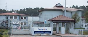 Blick auf ein Zugangstor vom Werk der Framatome – Advanced Nuclear Fuels GmbH. in Lingen, Niedersachsen.