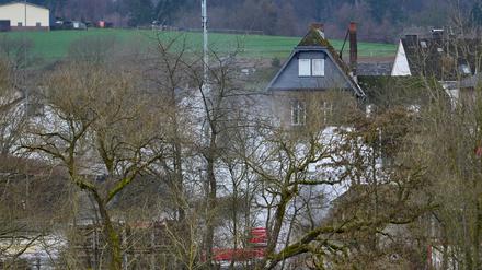 Aus einem Gastank auf dem Gelände eines Flüssiggas-Abfüllbetiebes in Hadamar tritt Gas aus. 