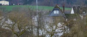 Aus einem Gastank auf dem Gelände eines Flüssiggas-Abfüllbetiebes in Hadamar tritt Gas aus. 