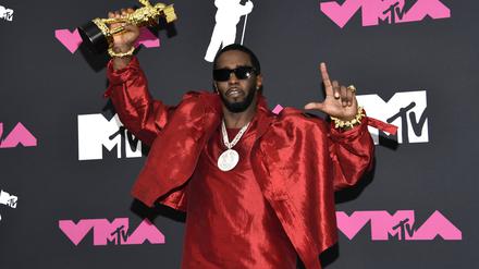 Sean „Diddy“ Combs, Gewinner des Global Icon Award, posiert im Presseraum der MTV Video Music Awards im Prudential Center, im September 2023.