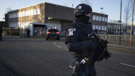 Schwer bewaffnete Polizisten sichern den Bereich vor dem Hochsicherheitsgericht ab, in dem die Richter über den Fall Marengo entscheiden sollen. 