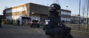 Schwer bewaffnete Polizisten sichern den Bereich vor dem Hochsicherheitsgericht ab, in dem die Richter über den Fall Marengo entscheiden sollen. 