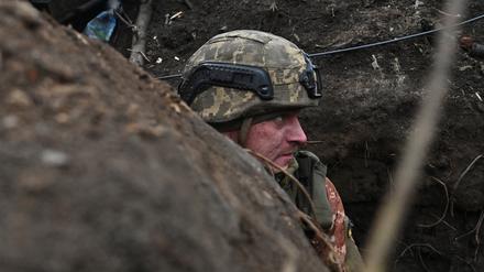 Ein ukrainischer Soldat der 65. mechanisierten Brigade in der Nähe des Dorfes Robotyne an der Frontlinie am 21. Februar 2024.