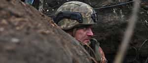 Ein ukrainischer Soldat der 65. mechanisierten Brigade in der Nähe des Dorfes Robotyne an der Frontlinie am 21. Februar 2024.