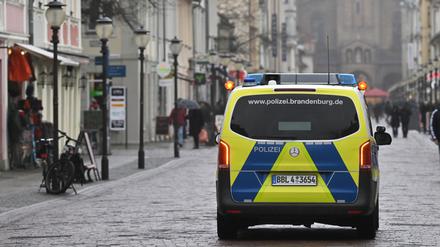 Potsdam, 19.02.2024, Lokales, Polizei, Einsatzwagen, Brandenburger Straße, Brandenburger Strasse, Symbolfoto, Genrebild, Foto: Ottmar Winter PNN ACHTUNG: Foto ist ausschließlich für redaktionelle Berichterstattung der PNN und des TGSP! Eine kommerzielle Nutzung, z.B. Werbung, ist ausgeschlossen. Die Weitergabe an nicht autorisierte Dritte, insbesondere eine weitergehende Vermarktung über Bilddatenbanken, ist unzulässig.