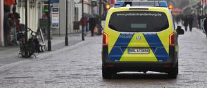 Potsdam, 19.02.2024, Lokales, Polizei, Einsatzwagen, Brandenburger Straße, Brandenburger Strasse, Symbolfoto, Genrebild, Foto: Ottmar Winter PNN ACHTUNG: Foto ist ausschließlich für redaktionelle Berichterstattung der PNN und des TGSP! Eine kommerzielle Nutzung, z.B. Werbung, ist ausgeschlossen. Die Weitergabe an nicht autorisierte Dritte, insbesondere eine weitergehende Vermarktung über Bilddatenbanken, ist unzulässig.