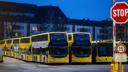 Busse der BVG auf dem Betriebshof Cicerostraße. 