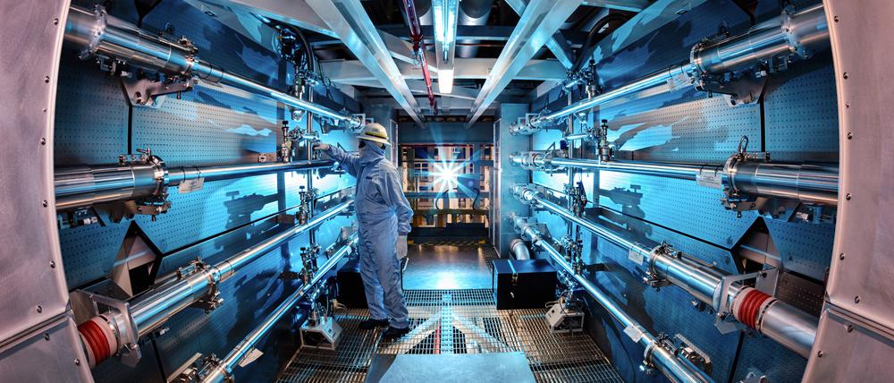 Hier wurde Geschichte geschrieben: In der National Ignition Facility in Kalifornien erzielte die Kernfusion erstmals einen Nette-Energiegewinn.