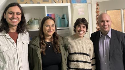 Leiter Barnas Çelik (v.l.n.r), seine Kolleginnen Natalija Dermanov und Claudia Guerrero Almirall sowie Stadtrat Alexander Ewers (SPD)