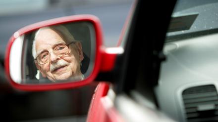 Ist Opa noch fit genug, um Auto zu fahren? Darüber streiten viele Familien. 