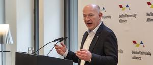 Der Regierende Bürgermeister Kai Wegner auf einer Veranstaltung der Berlin University Alliance im Humboldt-Forum.