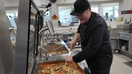 Chefkoch Patrick Burrichter mit seiner Kelle in dem Ratatouille.
