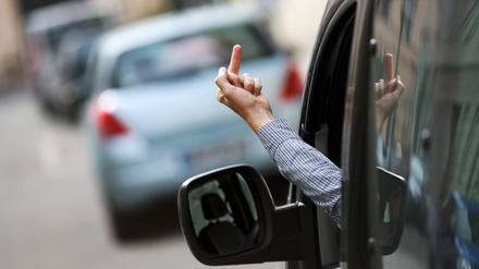 Parklücke weg? Aggressionen kommen im Straßenverkehr schnell auf.