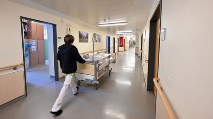 Mehr Fachkliniken auf dem Land auch ohne hohe Fallzahlen: Gesundheitsministerin Nina Warken will die Krankenhausreform flexibler gestalten. 