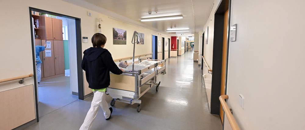 Potsdam, 27.01.2024, Lokales, Geriatrie im EvB, Klinikum Ernst von Bergmann, Krankenhaus, Flur, Pfleger, Pflegekraft, Pflegefachkraft, Pflegepersonal, Krankenbett, Pfleger schiebt ein Bett mit Patienten, Foto: Ottmar Winter PNN ACHTUNG: Foto ist ausschließlich für redaktionelle Berichterstattung der PNN und des TGSP! Eine kommerzielle Nutzung, z.B. Werbung, ist ausgeschlossen. Die Weitergabe an nicht autorisierte Dritte, insbesondere eine weitergehende Vermarktung über Bilddatenbanken, ist unzulässig.