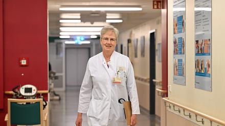 Romana Lenzen-Großimlinghaus, Chefärztin der Klinik für Geriatrie, arbeitet in einem multiprofessionellen Team mit Pflegern, Therapeuten und Sozialhelfern. 