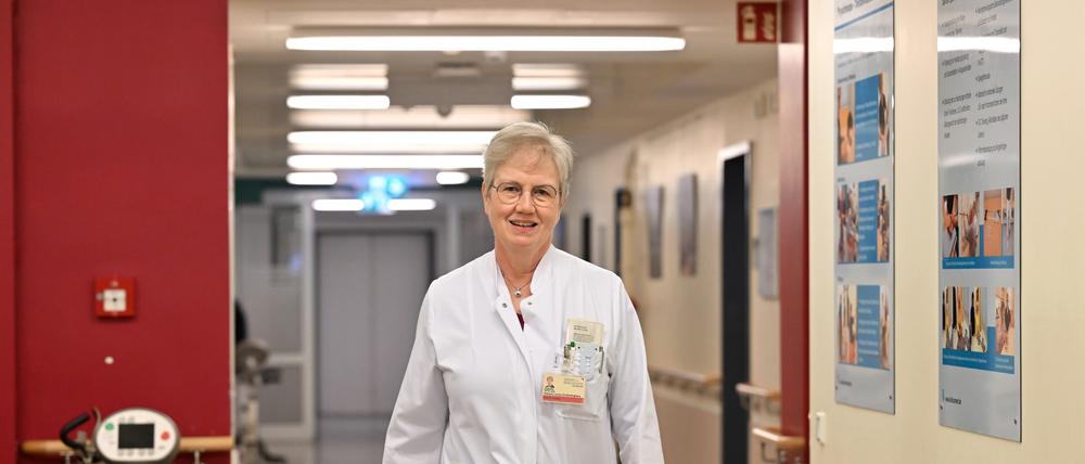 Romana Lenzen-Großimlinghaus, Chefärztin der Klinik für Geriatrie, arbeitet in einem multiprofessionellen Team mit Pflegern, Therapeuten und Sozialhelfern.