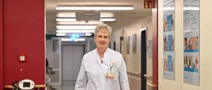 Romana Lenzen-Großimlinghaus, Chefärztin der Klinik für Geriatrie, arbeitet in einem multiprofessionellen Team mit Pflegern, Therapeuten und Sozialhelfern. 
