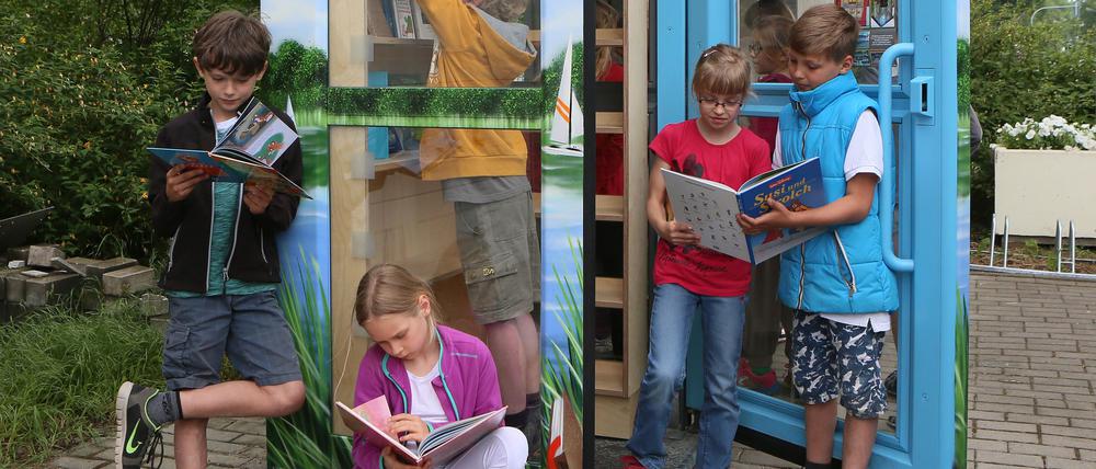 Eine Bücherzelle, wie diese hier in Geltow, soll nun am Marktcenter in Potsdam aufgebaut werden.