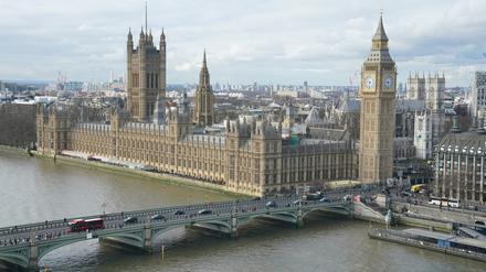 Blick auf London mit dem Big Ben (M), dem Palace of Westminster  (M,l, Sitz des britischen Parlaments) und der Themse.