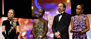 Mariette Rissenbeek, Lupita Nyongo, Carlo Chatrian und Hadnet Tesfai bei der Closing Ceremony mit Preisverleihung auf der Berlinale 2024.